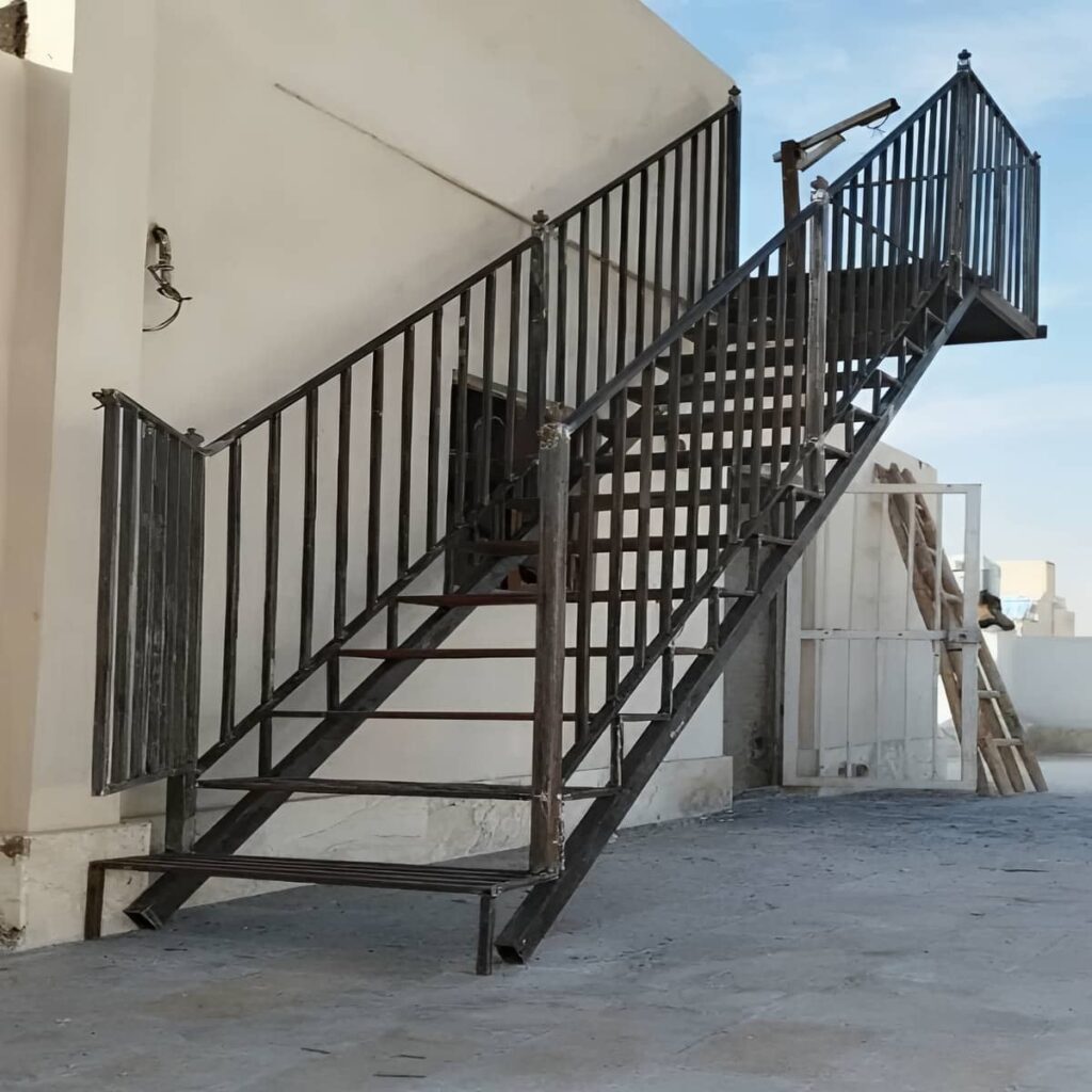 نرده پله آپارتمان فلزی با طراحی ساده داخلی