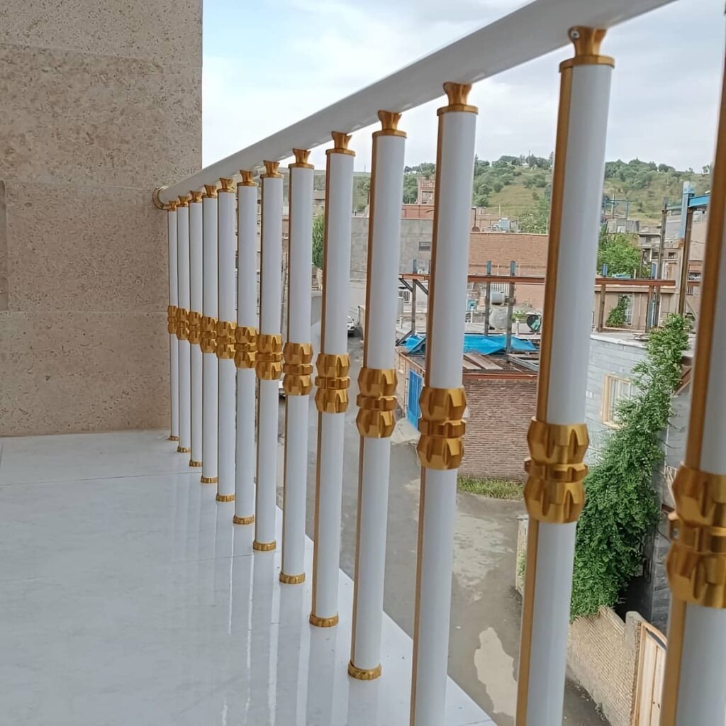 نرده بالکن ویلایی ترکیبی در فضای بیرونی ساختمان