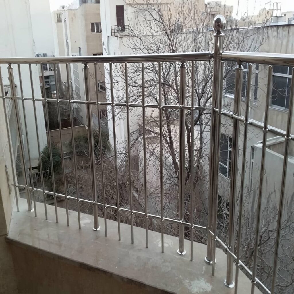 نرده استیل بالکن با لوله های عمودی منظم