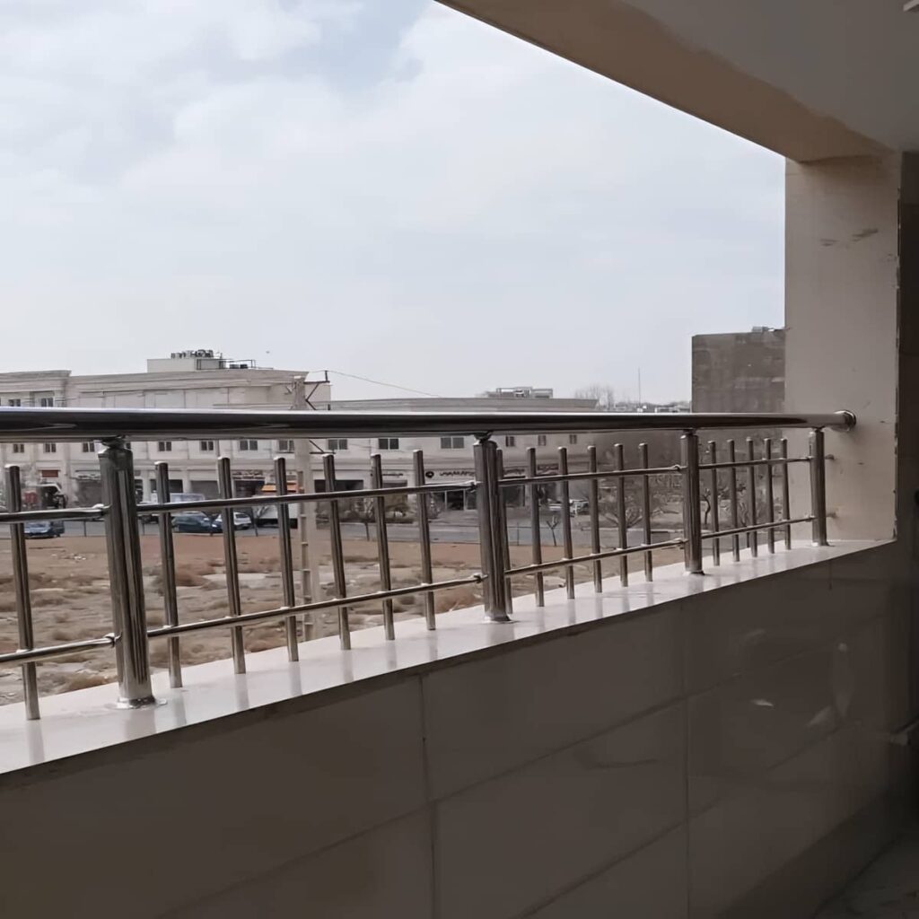 نرده تراس مناسب فضای باز با رنگ مقاوم