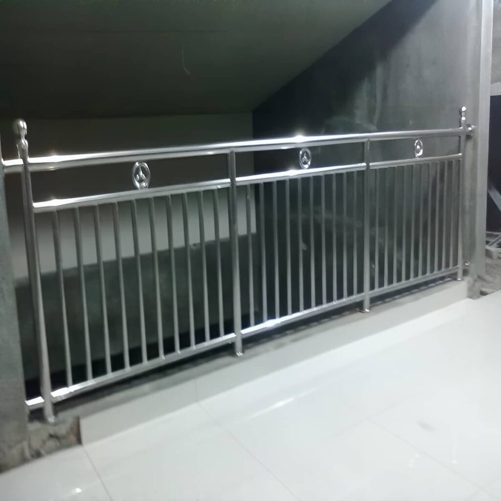 نرده استیل بالکن با اتصالات منظم و پرداخت صاف نرده استیل بالکن با اتصالات منظم و پرداخت صاف