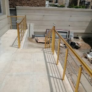 نرده شیشه ای بالکن با پنل شفاف و یراق فلزی