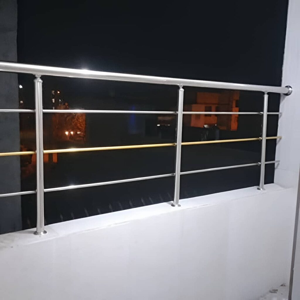 نرده بالکن ویلایی با اعضای عمودی هماهنگ با نما نرده بالکن ویلایی با اعضای عمودی هماهنگ با نما