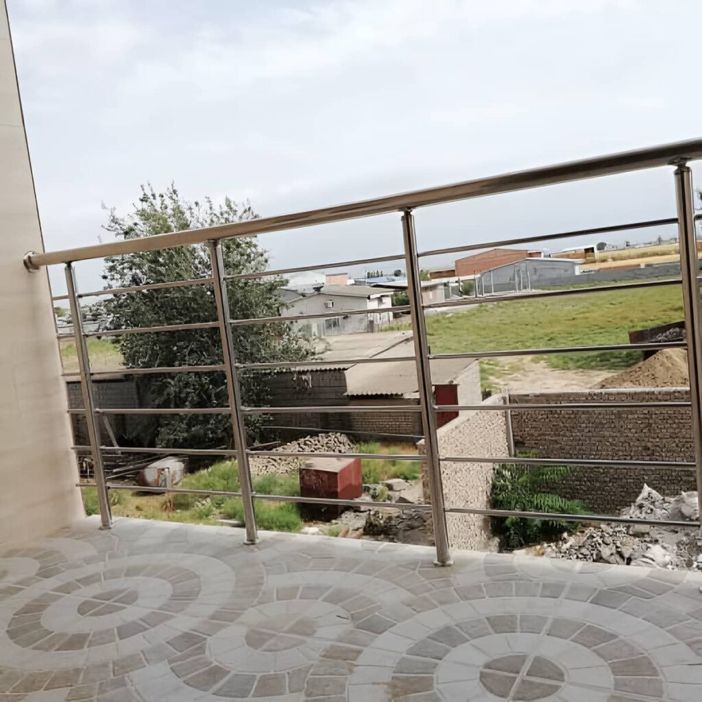 نرده شیشه ای بالکن با پایه های فلزی منظم