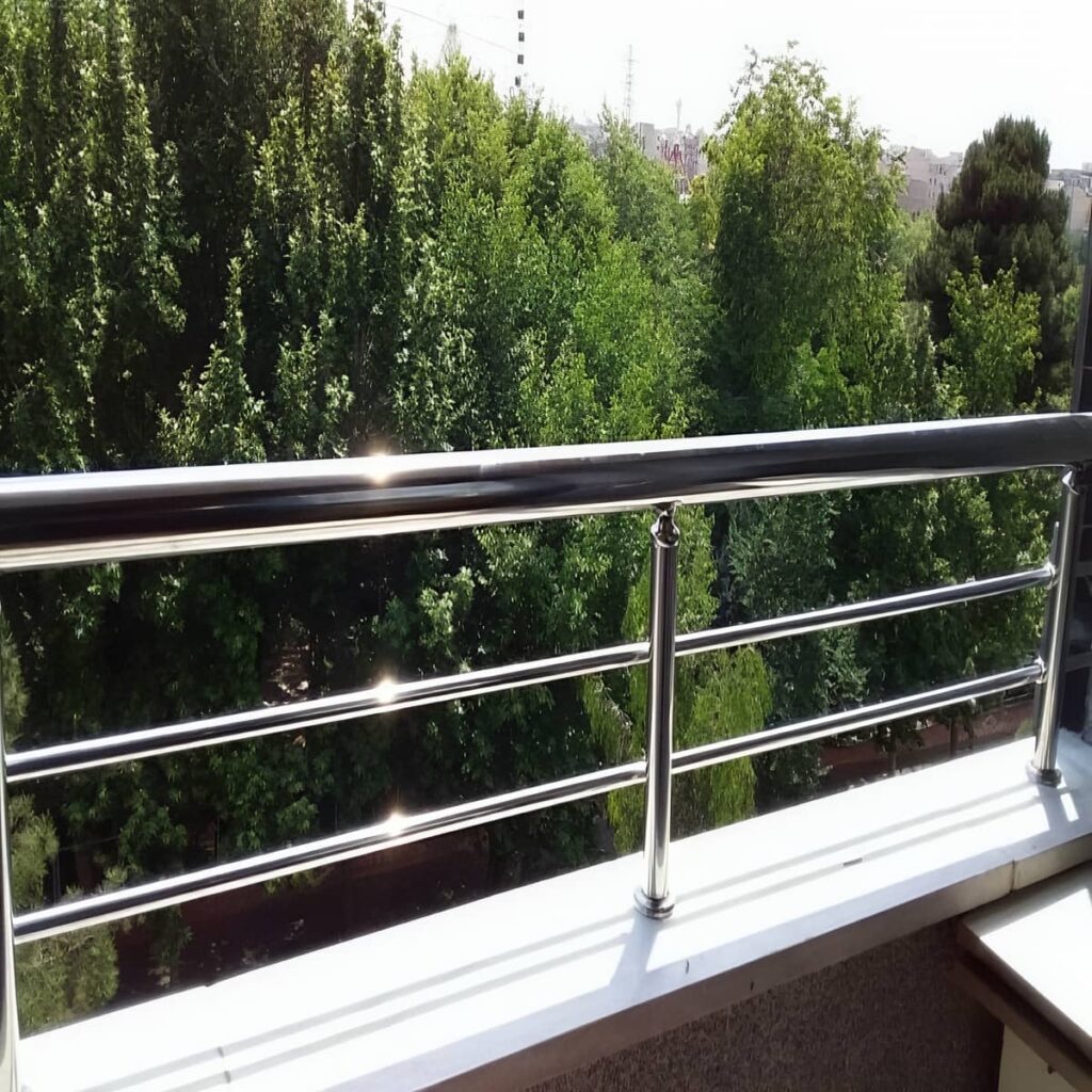 نرده بالکن آپارتمان در فضای تراس مدرن