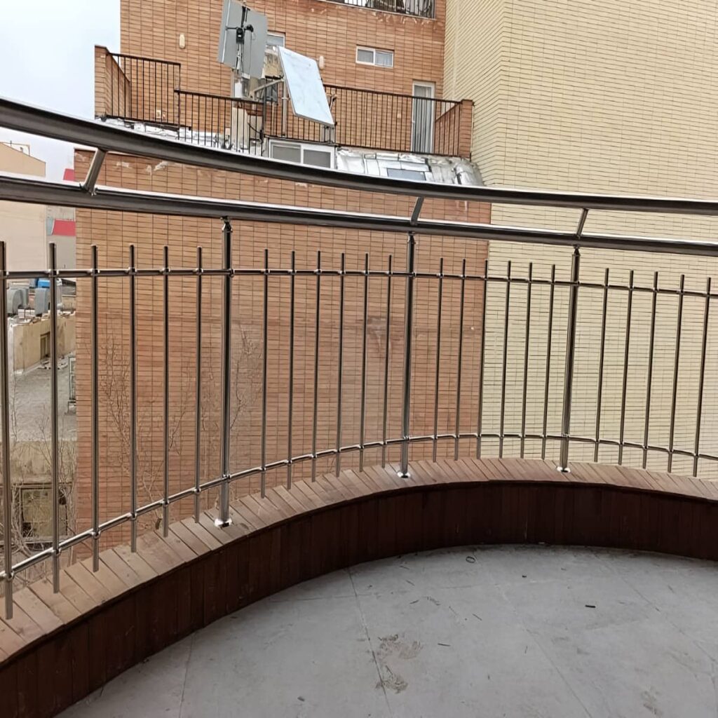 نرده شیشه ای بالکن با شیشه شفاف و لبه پرداخت شده