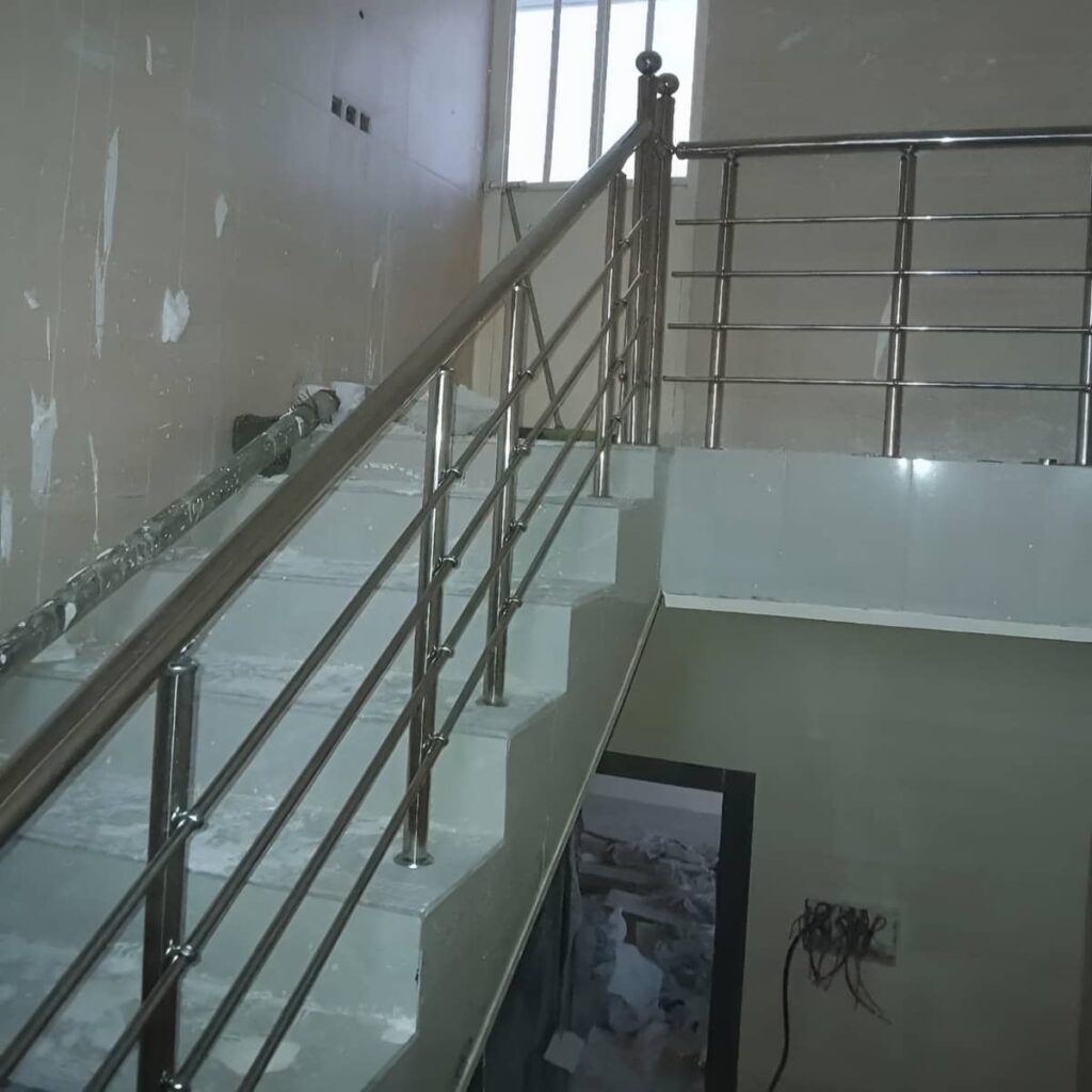 نرده راه پله چوبی با پوشش محافظ سطحی مقاوم