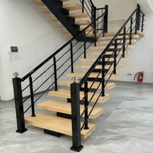 مرکز دست انداز راه پله فلزی با طراحی ساده
