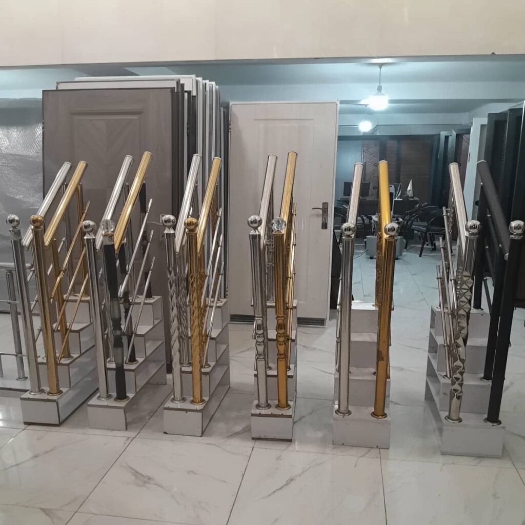 هندریل راه پله استیل براق در فضای داخلی ساختمان