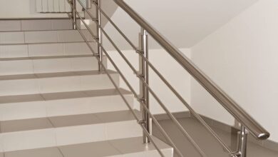 نرده استیل راه پله با پایه استیل براق و طراحی مدرن