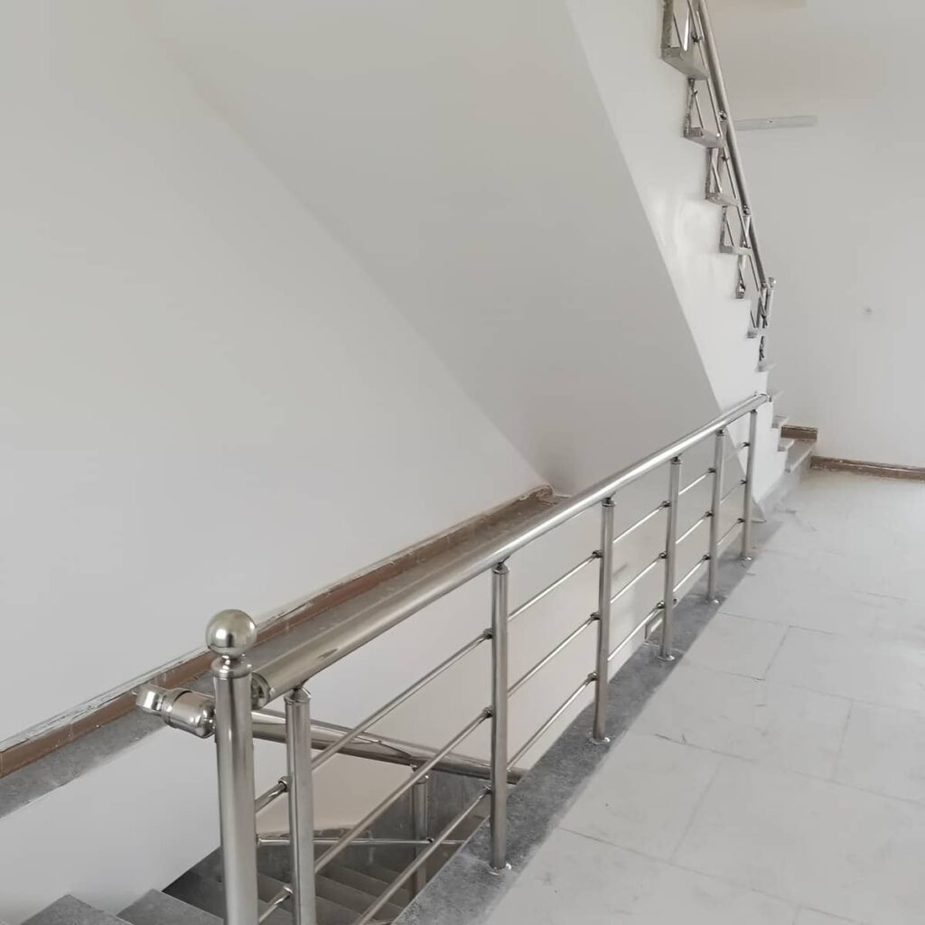 نرده استیل راه پله در فضای ورودی ساختمان مسکونی