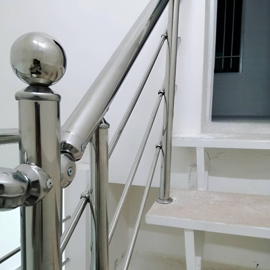 هندریل راه پله با اتصالات فلزی مستحکم