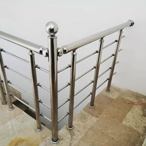 نرده چوبی راه پله با رنگ طبیعی و طراحی کلاسیک