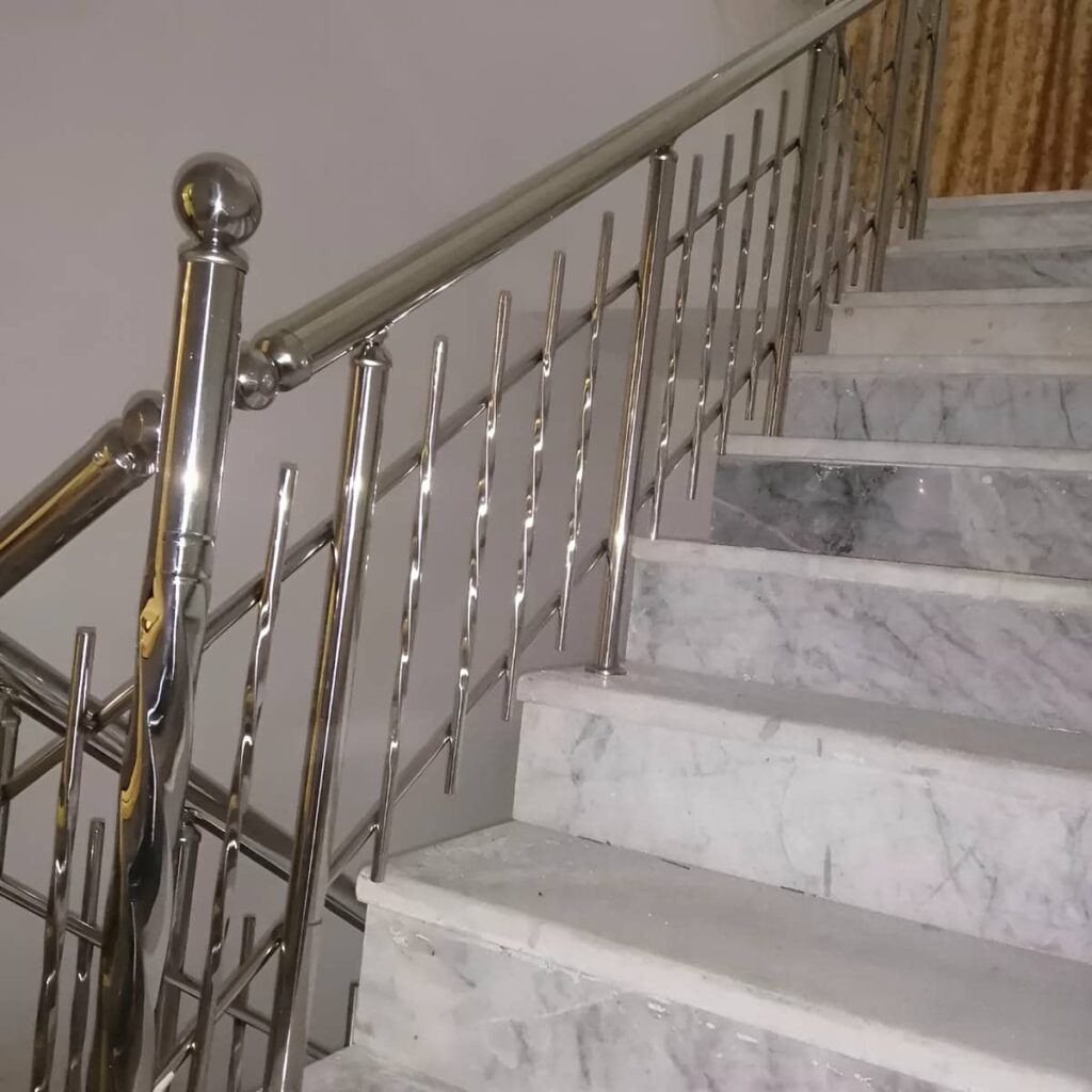 نرده پله آپارتمان کلاسیک با پوشش رنگی