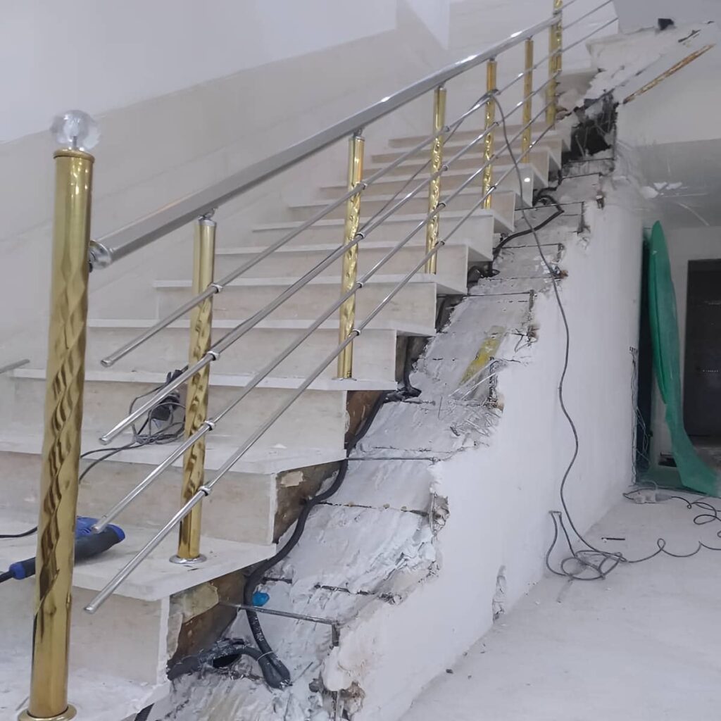 هندریل راه پله با اتصال قطعات دقیق در محل اجرا