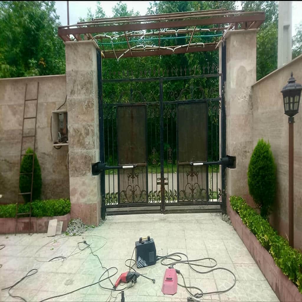 جک درب پارکینگ در مرحله اندازه گیری درب لولایی جک درب پارکینگ در مرحله اندازه گیری درب لولایی
