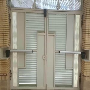 جک دو لنگه سفارشی نصب شده روی درب ساختمان قدیمی