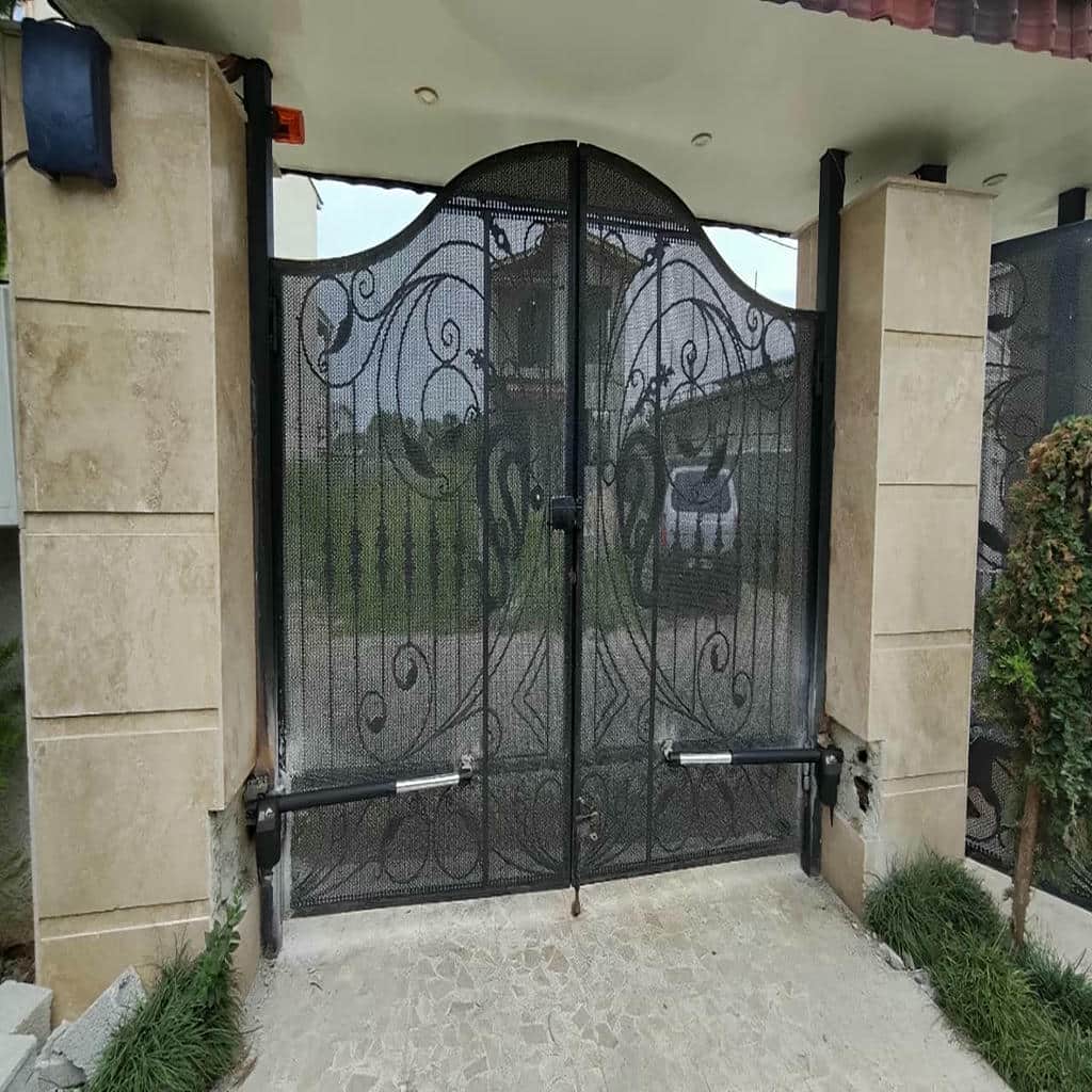 جک پارکینگی ریلی نصب شده روی درب کشویی باغ
