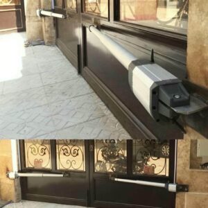 جک الکترومکانیک با موتور و بازوی فلزی روی درب پارکینگ
