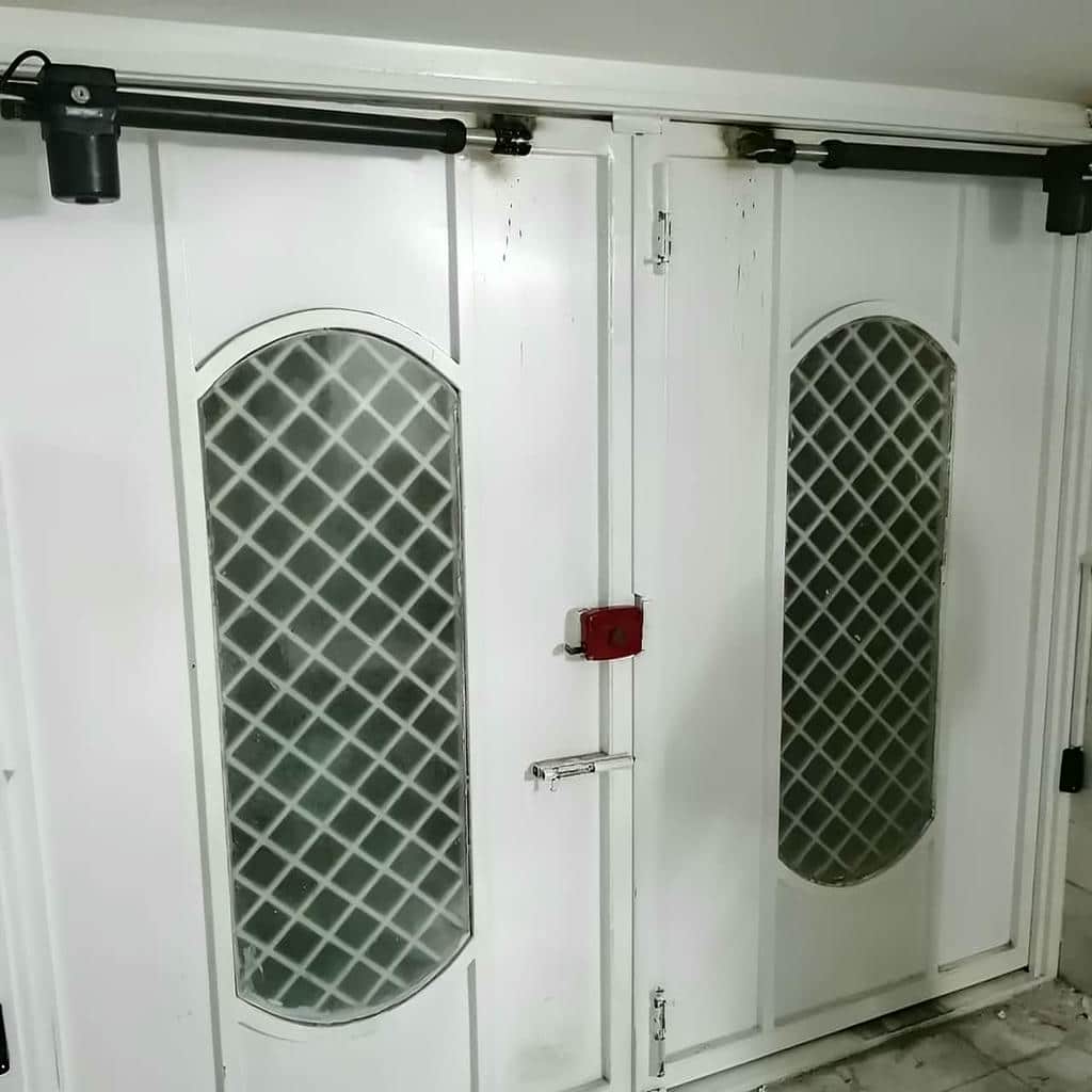 جک پرقدرت با پایه مستحکم روی ستون فلزی