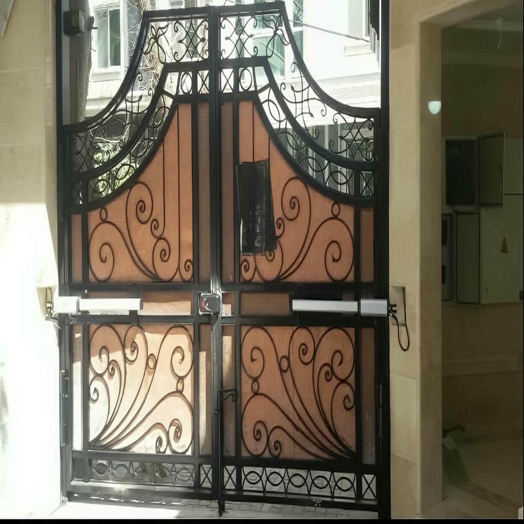جک ریلی با پایه فلزی مستحکم کنار درب کشویی