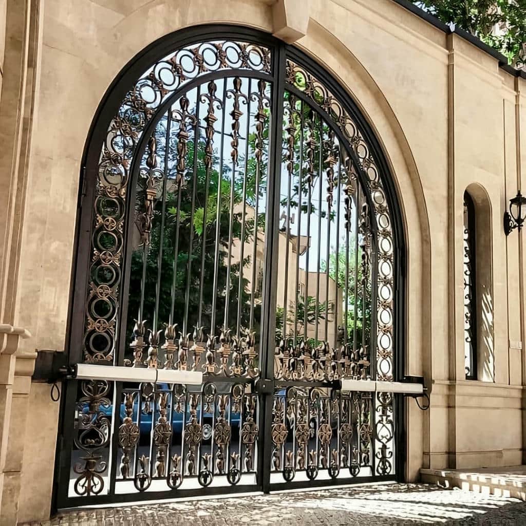 جک پرقدرت نصب شده روی درب فلزی فرفورژه
