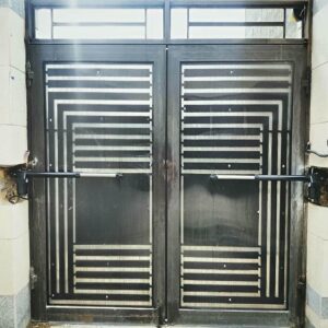 جک درب پارکینگ بازویی نصب شده روی درب دو لنگه