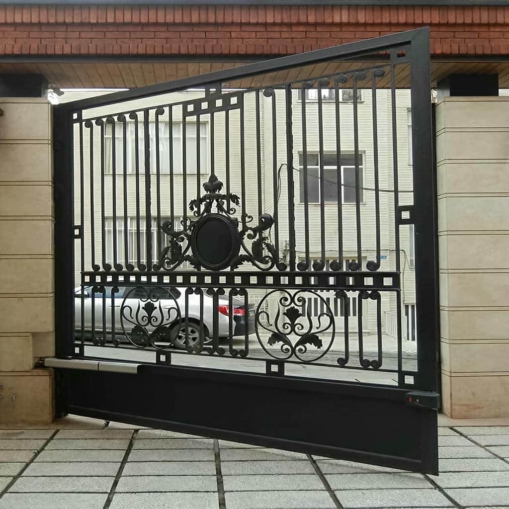 جک هیدرولیک نصب شده روی درب فلزی مناطق گرم و خشک