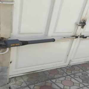 جک پارکینگی نصب شده روی درب فلزی فضای باز