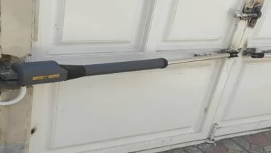 جک پارکینگی نصب شده روی درب فلزی فضای باز