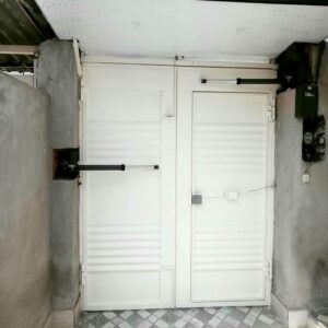 جک ریلی نصب شده روی درب کشویی مجتمع پرتردد