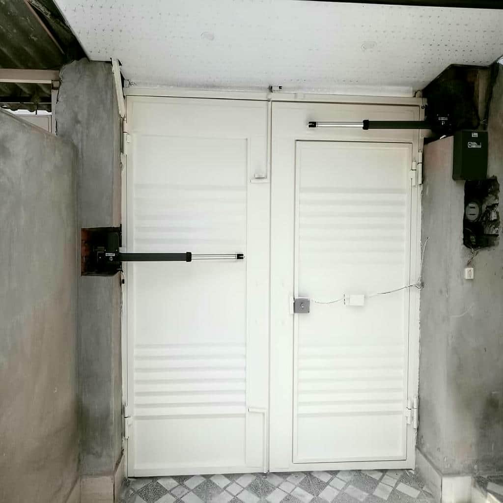 جک ریلی نصب شده روی درب کشویی مجتمع پرتردد