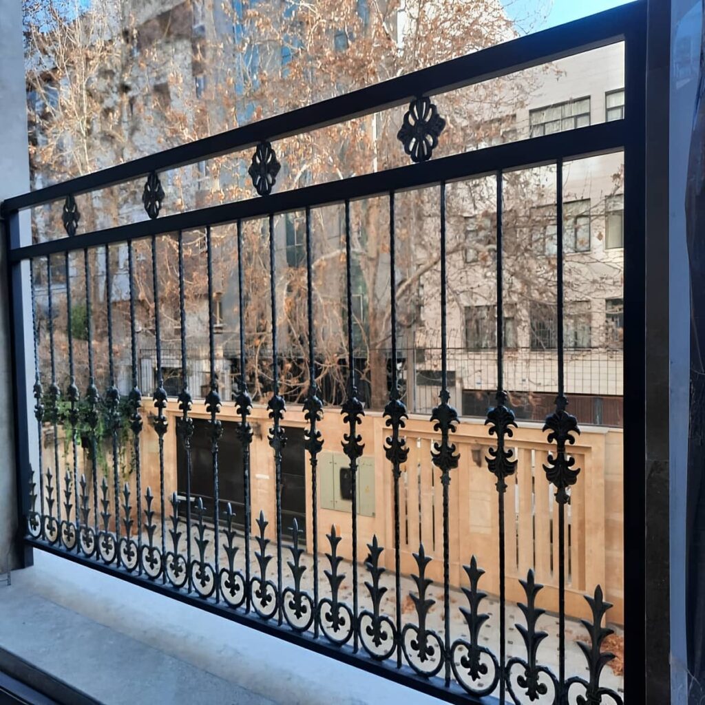 نرده فرفورژه بالکن نصب شده در فضای تراس
