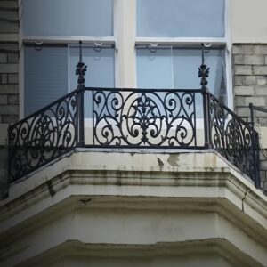 نرده بالکن آپارتمان کلاسیک فلزی با طرح فرفورژه