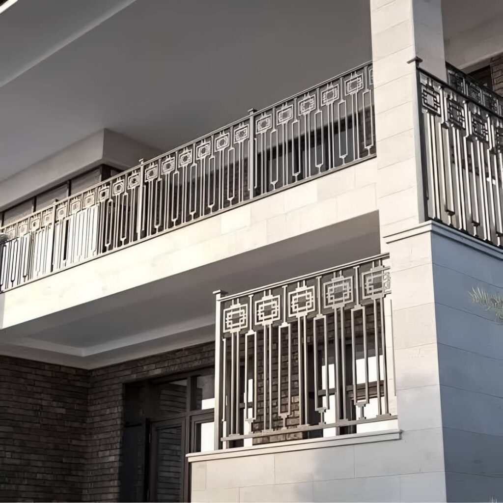 نرده فرفورژه بالکن فلزی با طرح منحنی کلاسیک