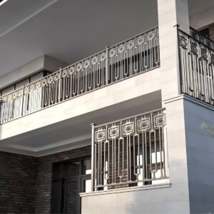 نرده فرفورژه بالکن فلزی با طرح منحنی کلاسیک