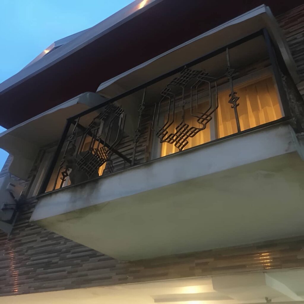 نرده تراس با اجرای حرفه ای و قطعات فلزی هماهنگ