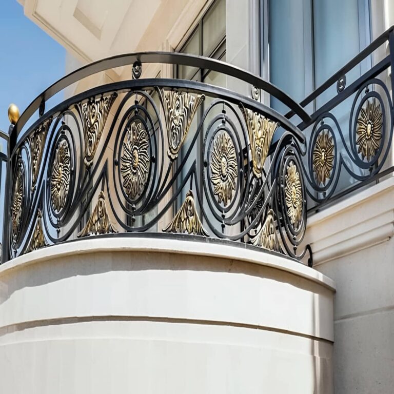 نرده بالکن ویلایی با خطوط ساده مناسب نمای مدرن