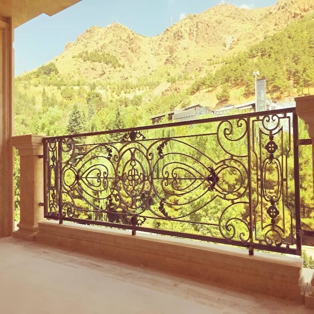 حفاظ تراس مدرن با خطوط منظم در ساختمان مسکونی