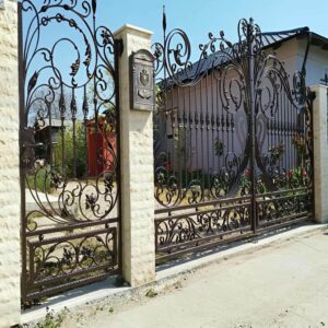 درب ویلا در مرحله اندازه گیری دقیق دهانه