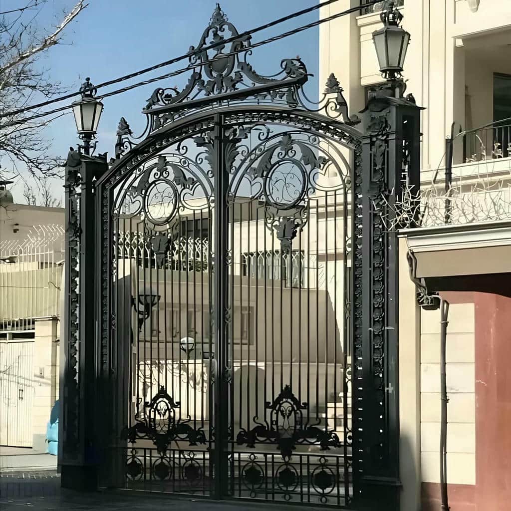 درب آپارتمان با لولاهای مقاوم
