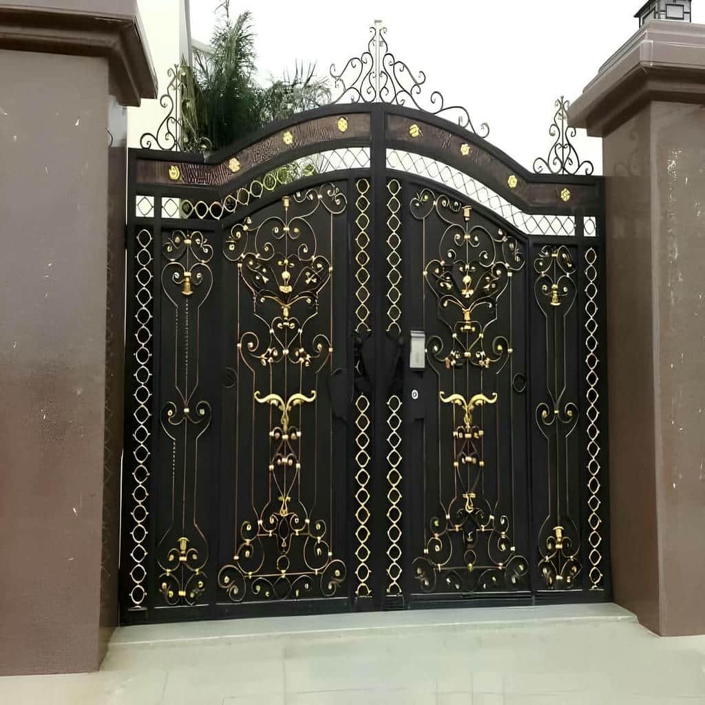 درب فرفورژه با قطعات تزئینی مستحکم