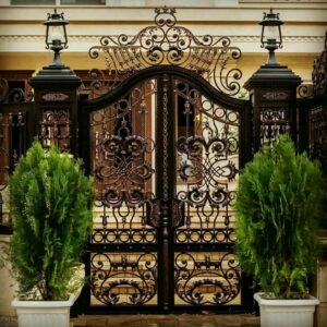درب ساختمان با چهارچوب مناسب فضای کم عرض