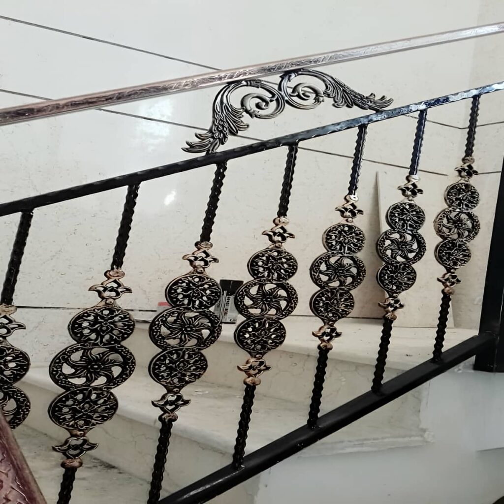 نرده فرفورژه راه پله فلزی با طراحی منحنی کلاسیک