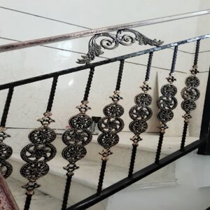 نرده فرفورژه راه پله فلزی با طراحی منحنی کلاسیک