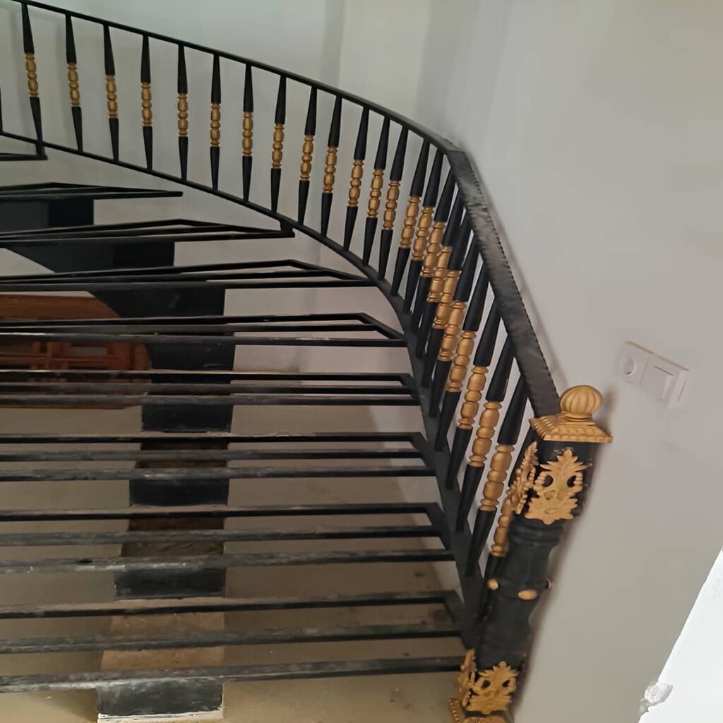 نرده فرفورژه راه پله داخلی با اتصالات فلزی دقیق