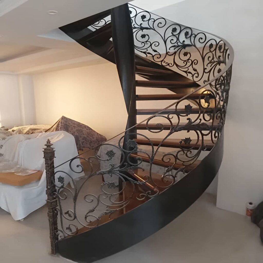 نرده فرفورژه راه پله با پوشش رنگ مقاوم سطحی