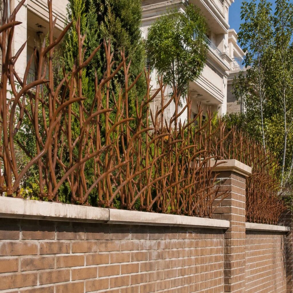 حفاظ دیوار سرنیزه ای با ساختار منظم و اجرای دقیق