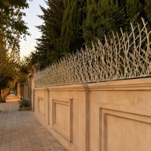حفاظ شاخ گوزنی طرح اف فلزی با شاخه های مقاوم روی دیوار
