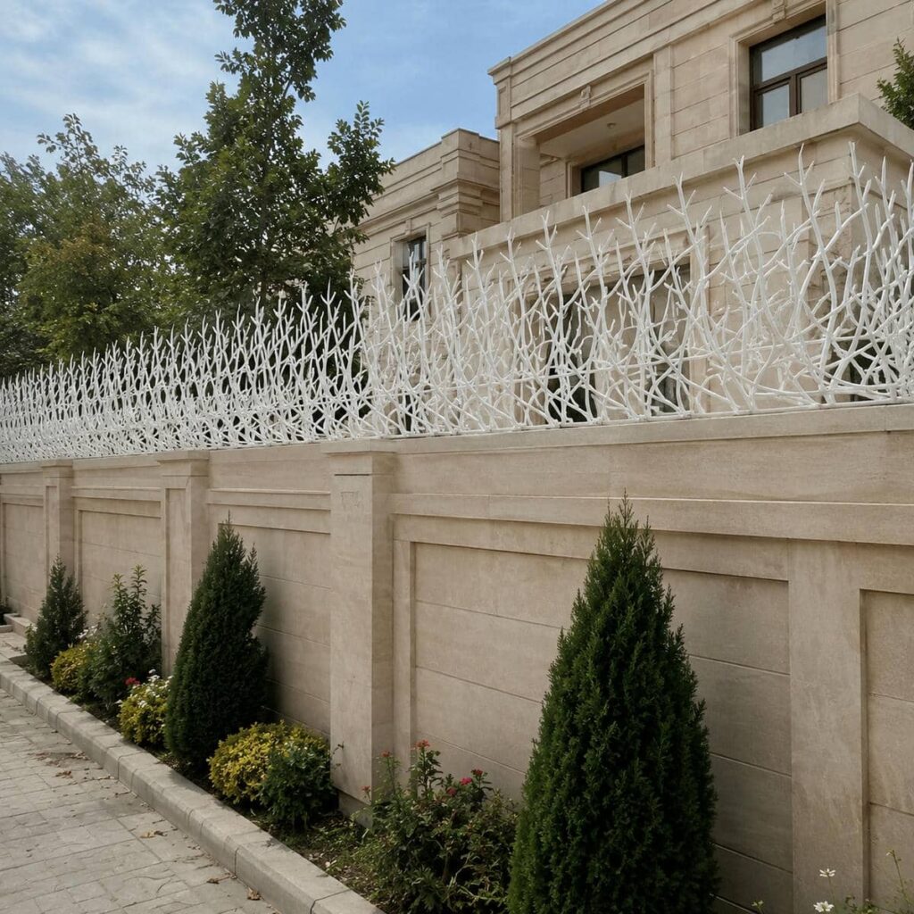 حفاظ شاخ گوزنی آبشاری نصب شده روی دیوار ساختمان